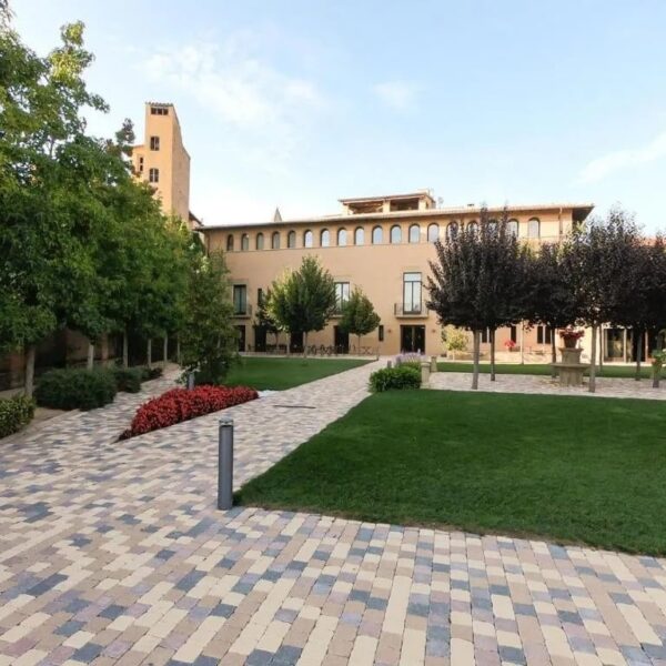 Jardí contemporani a l'hotel boutique Les Clarisses a Vic