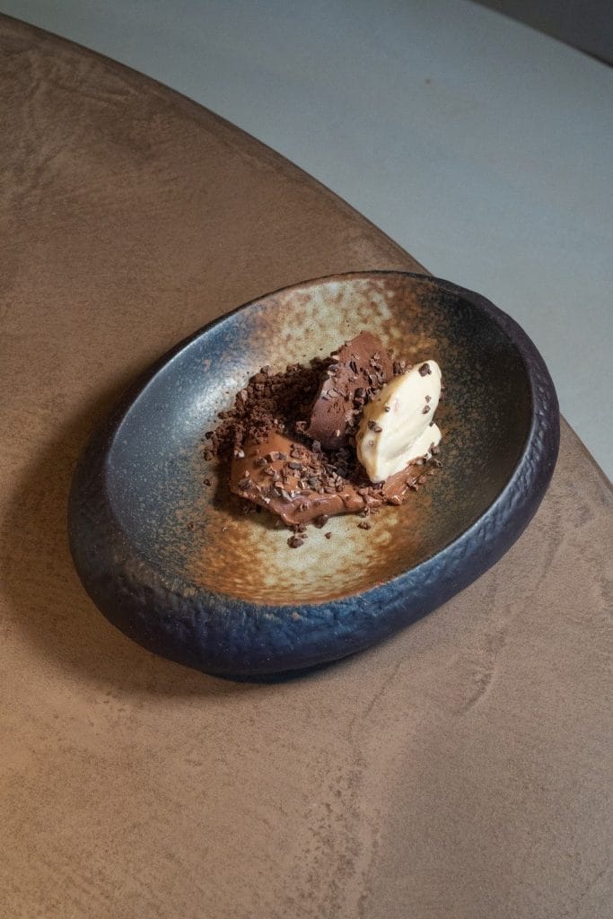 Postre de xocolata amb crema en un plat de ceràmica