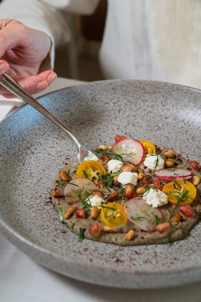 Plat de verdures de temporada amb llegums del restaurant de Les Clarisses