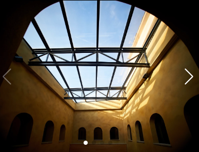 Pati amb arcades i coberta de vidre