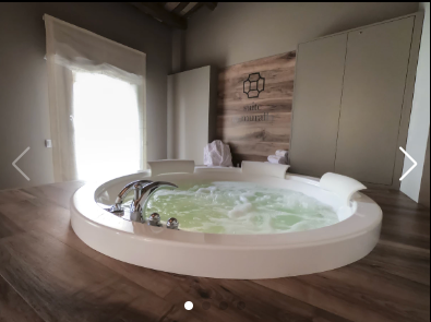 Banyera d'hidromassatge en una de les suites