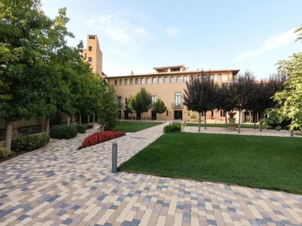 Jardí contemporani a l'hotel boutique Les Clarisses a Vic