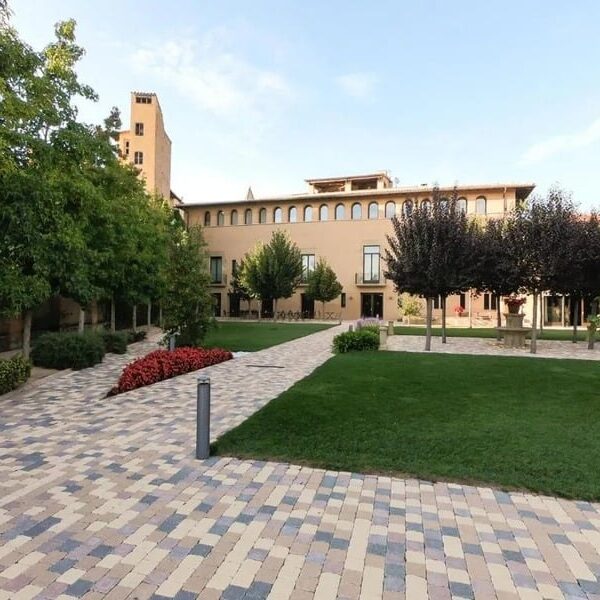 Jardí contemporani a l'hotel boutique Les Clarisses a Vic