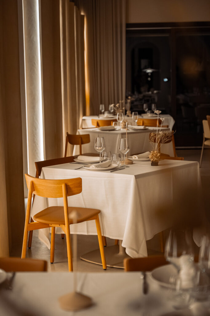 Taula parada al restaurant de Les Clarisses amb llum natural