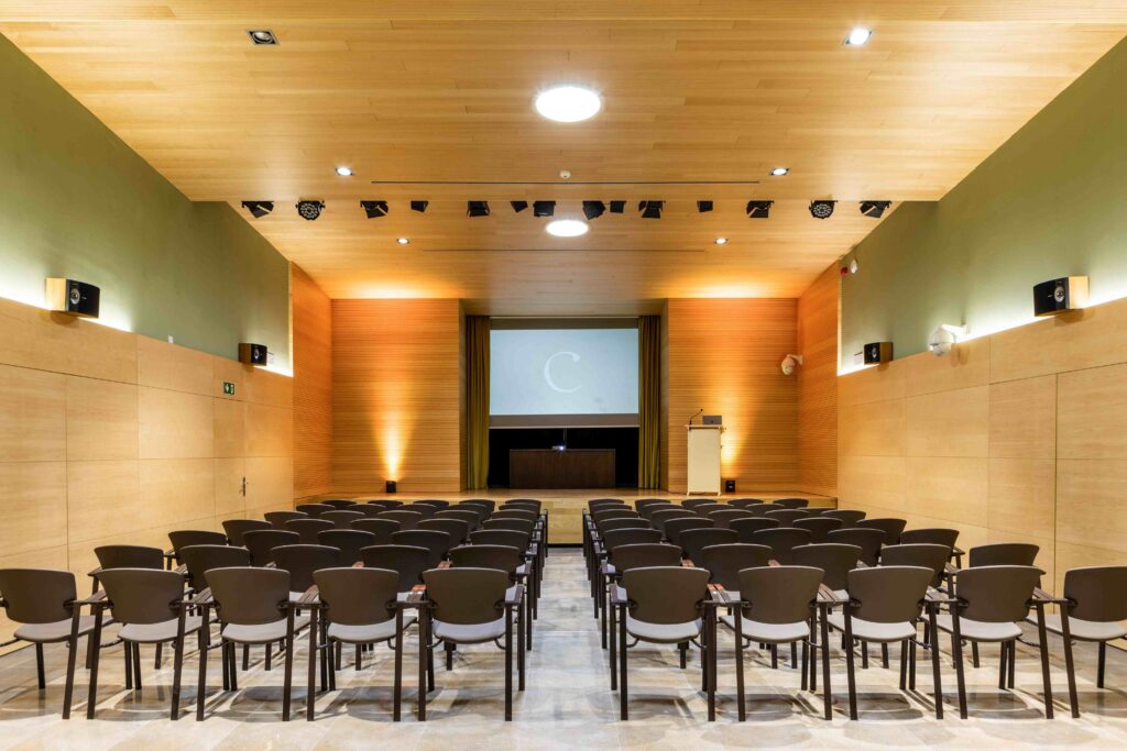 Aula equipada per a formacions, reunions d'empresa i sessions de treball a Vic